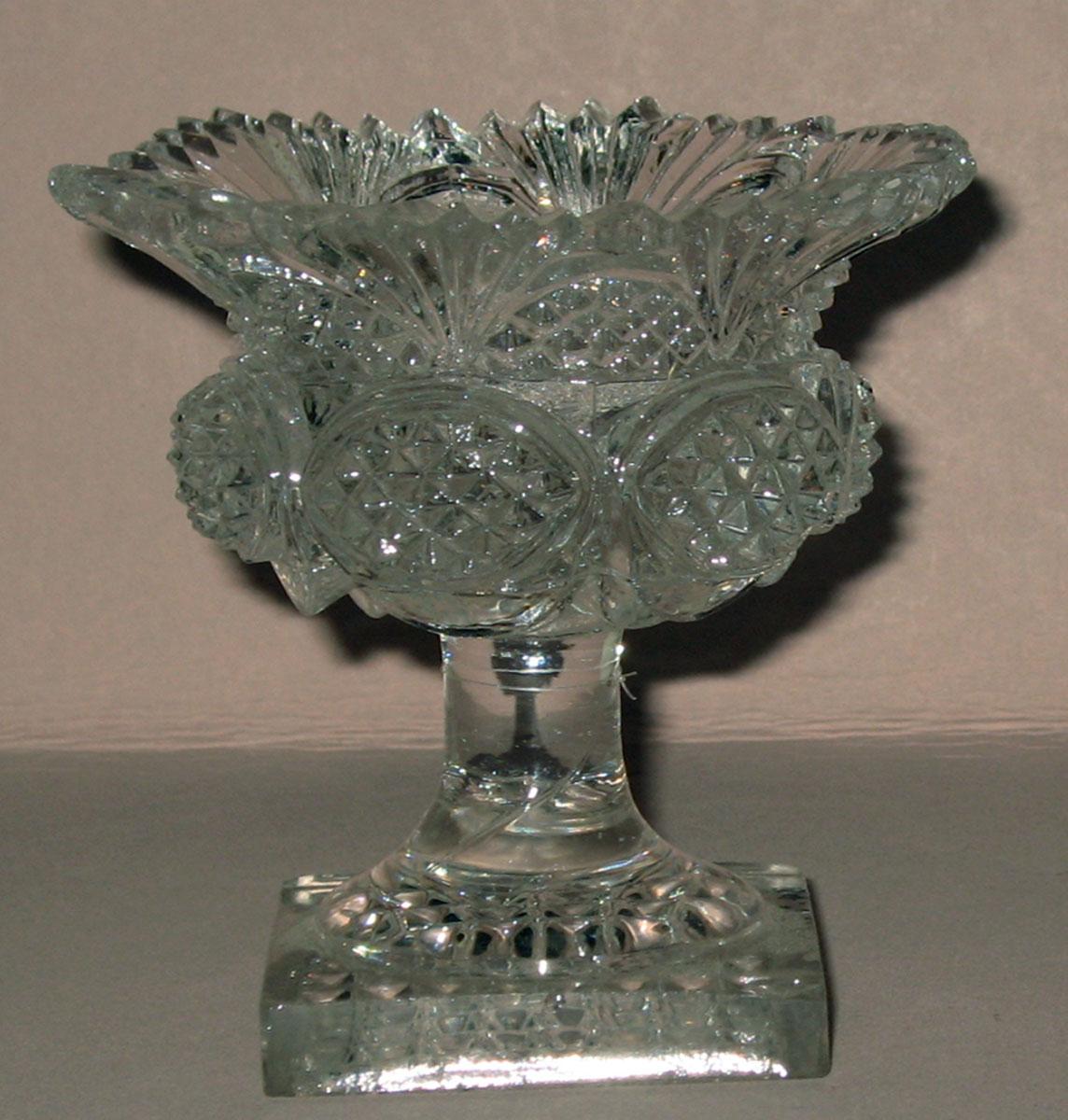 1984.0077.001 Glass salt dish