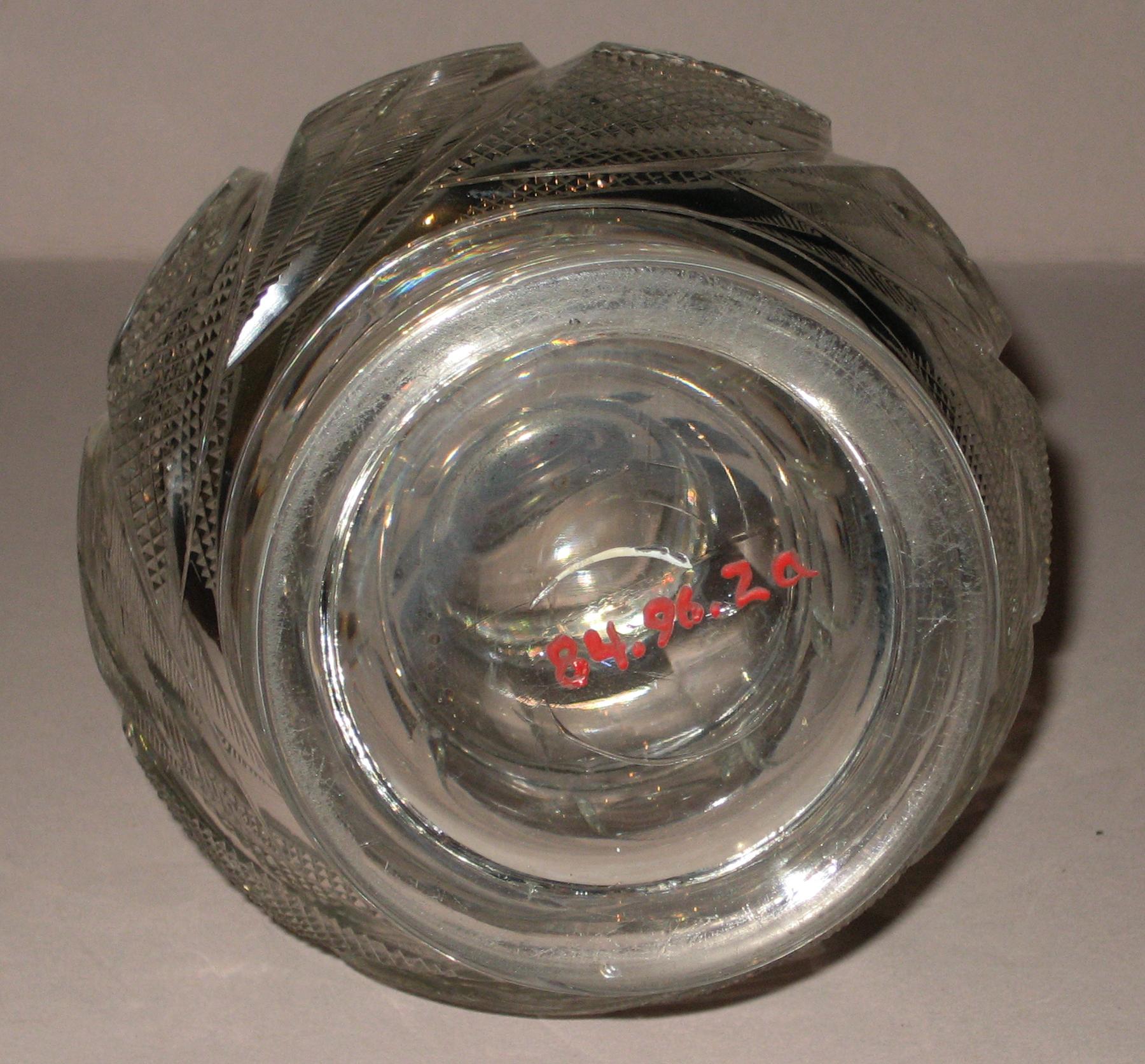 1984.0096.002 Glass decanter (bottom)