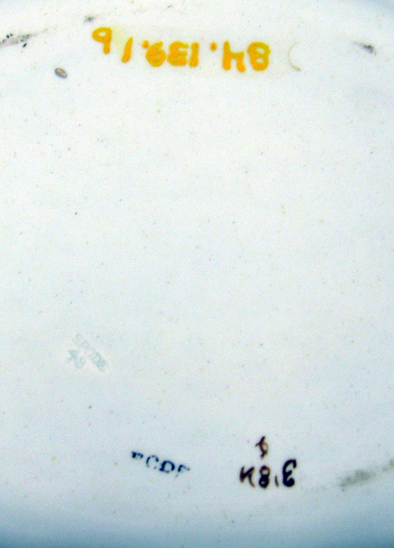 1984.0139.001 B Pearlware stand (marks)