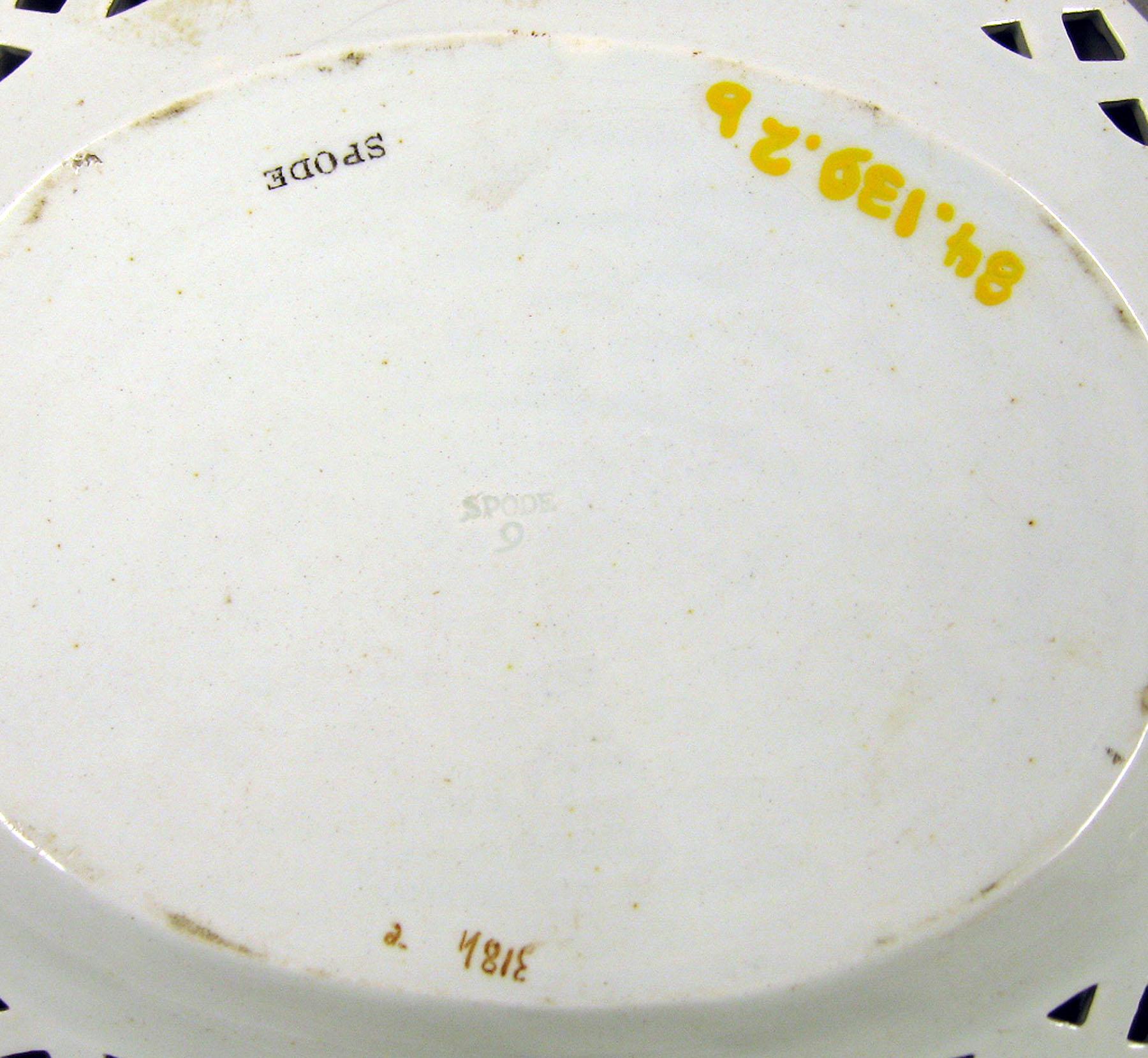 1984.0139.002 B Pearlware stand (mark)
