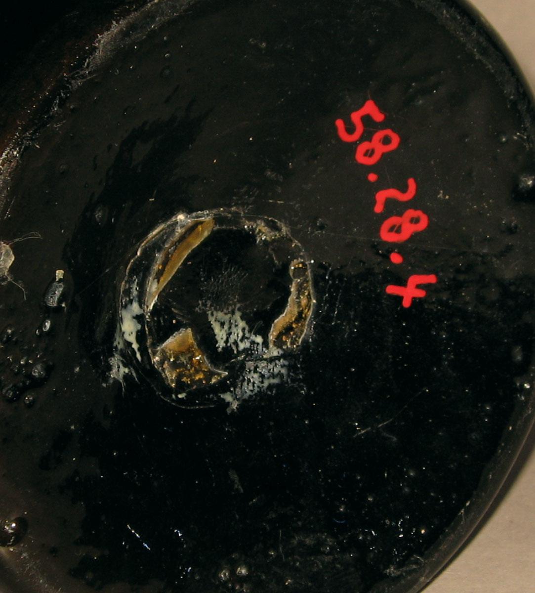 1958.0028.004 Glass jar (underside)