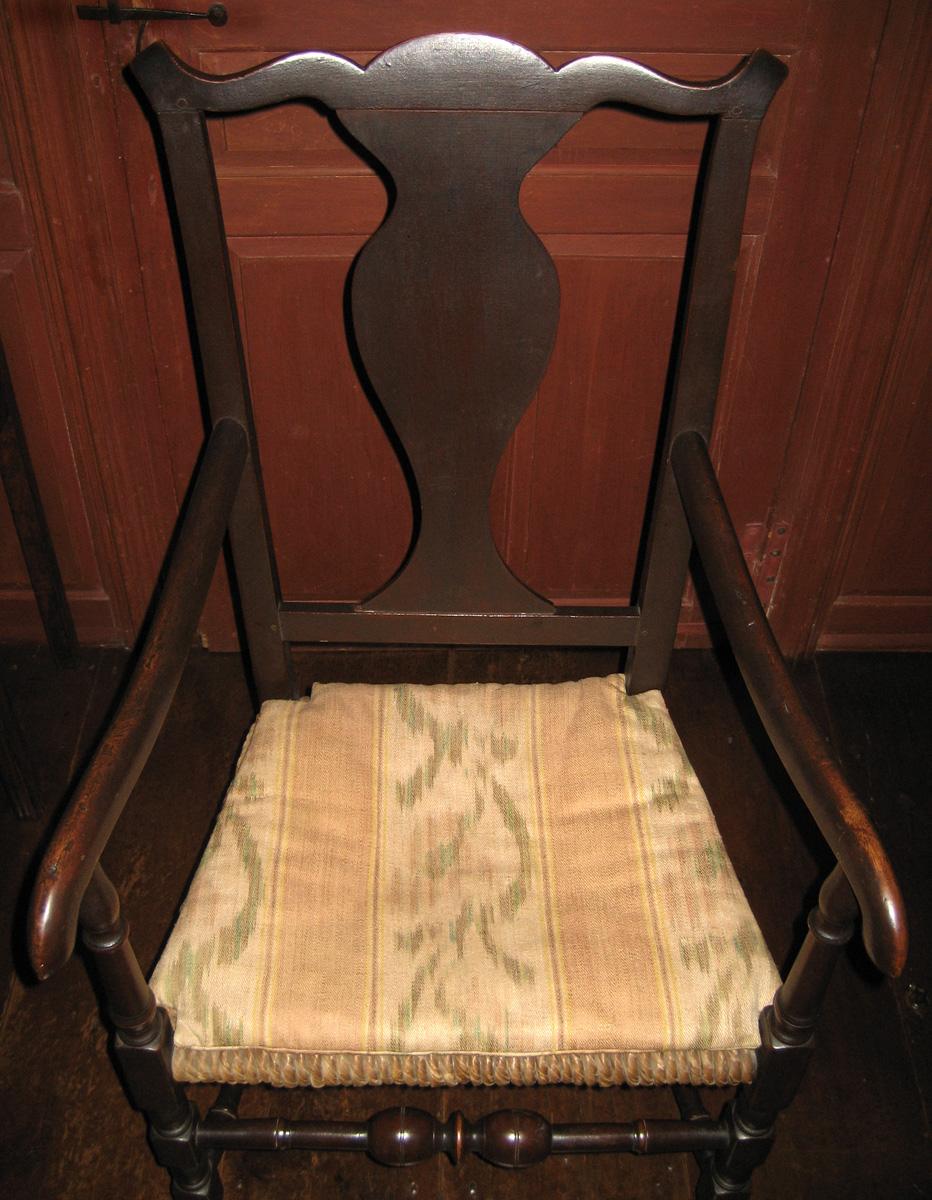1952.0153 chiar with cushion 1984.0620 view 2