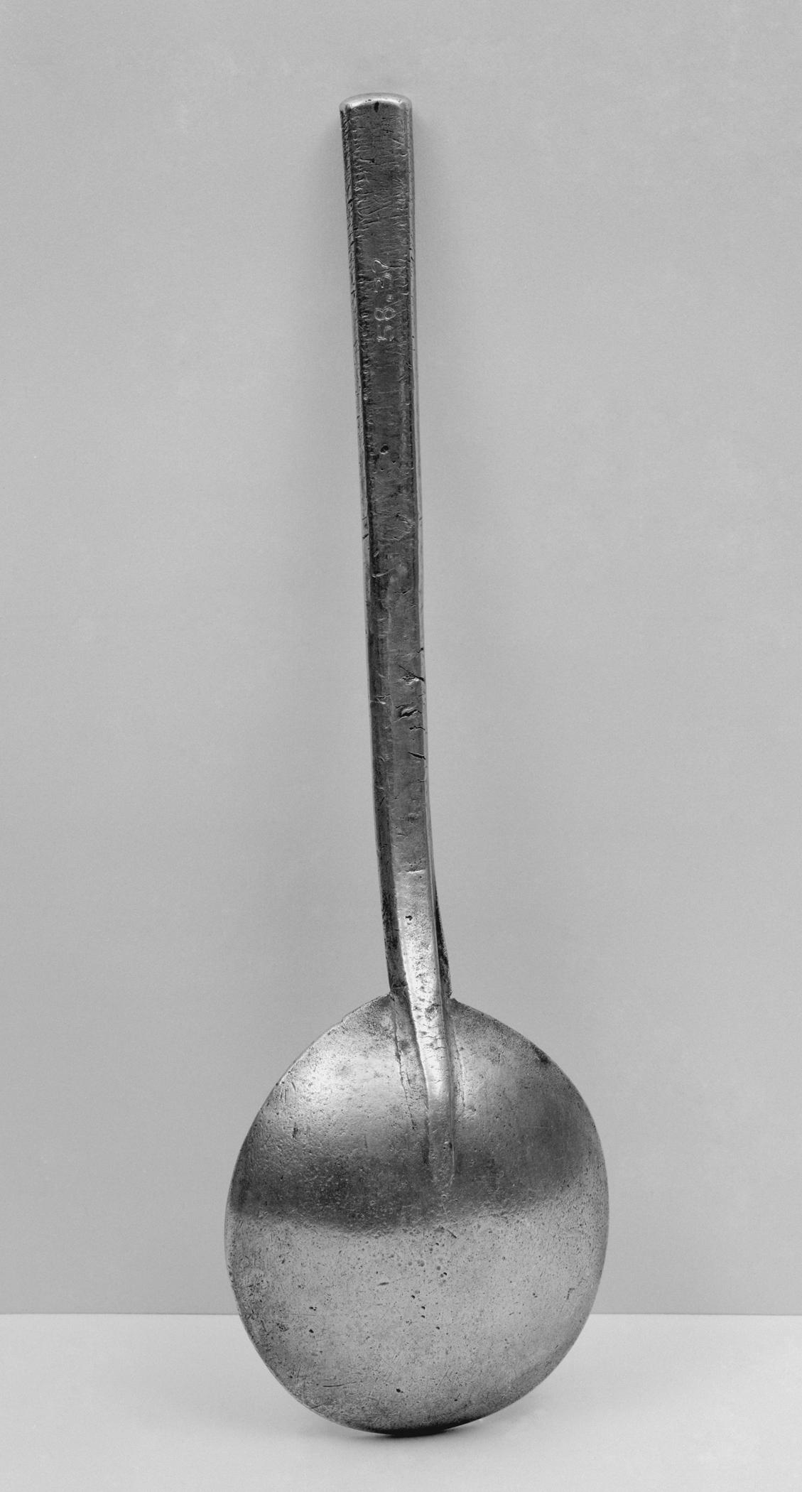 1958.0032 Pewter spoon (reverse)