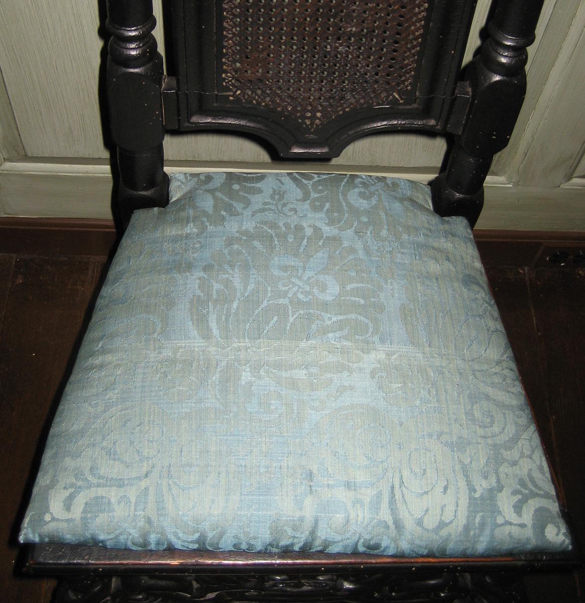 1958.0540 Side Chair with 1984.0647.002 Cushion view 3