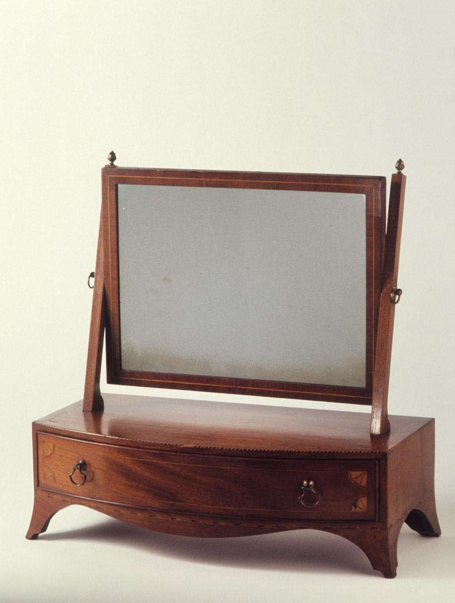 1958.0039 Dressing glass