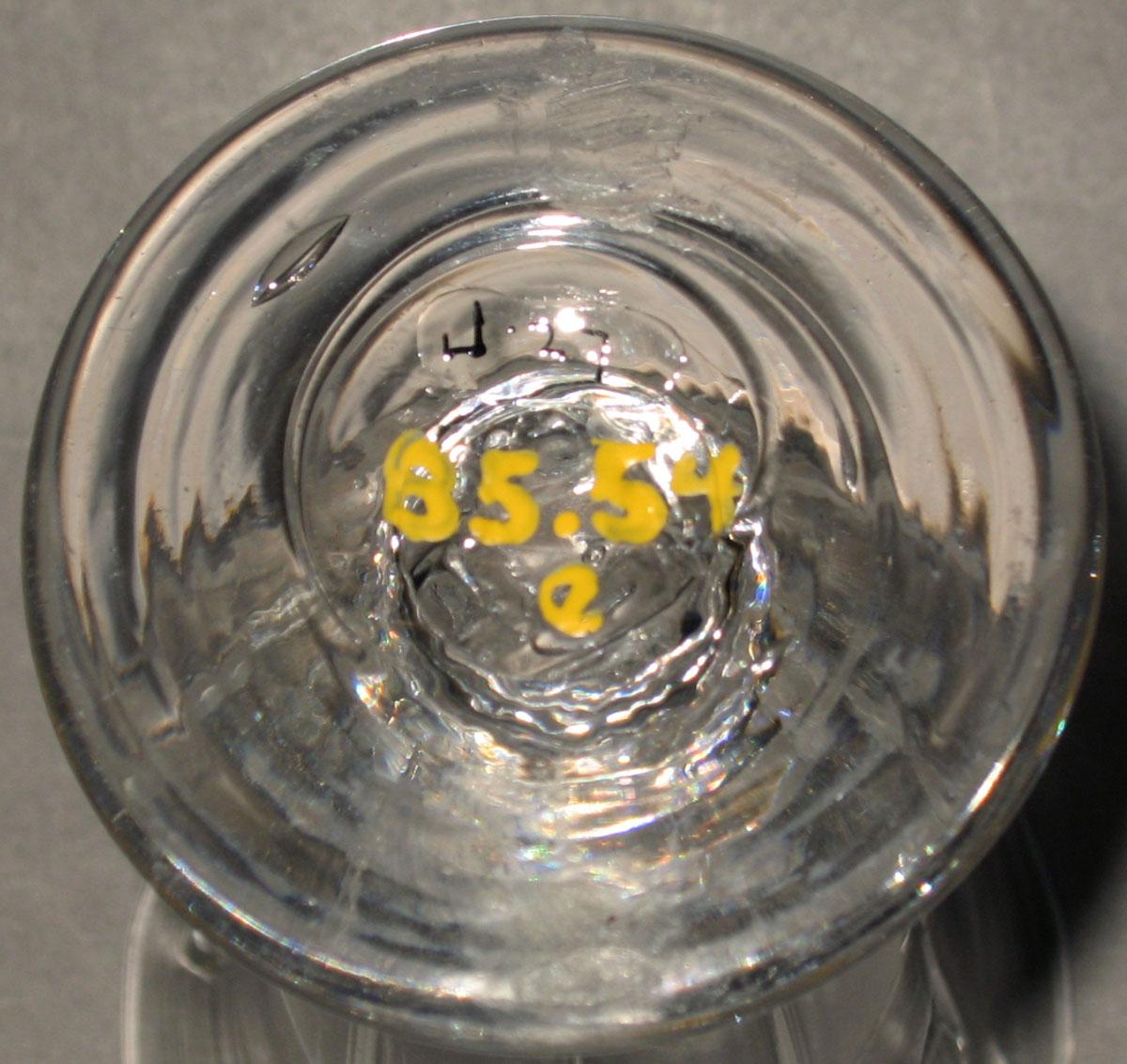1985.0054 E Glass jelly glass (underside)