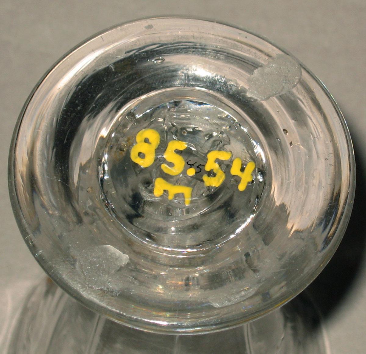1985.0054 M Glass jelly glass (underside)