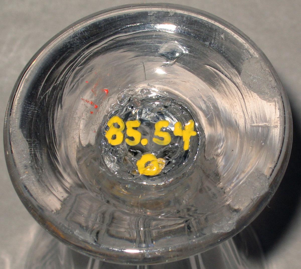 1985.0054 O Glass jelly glass (underside)