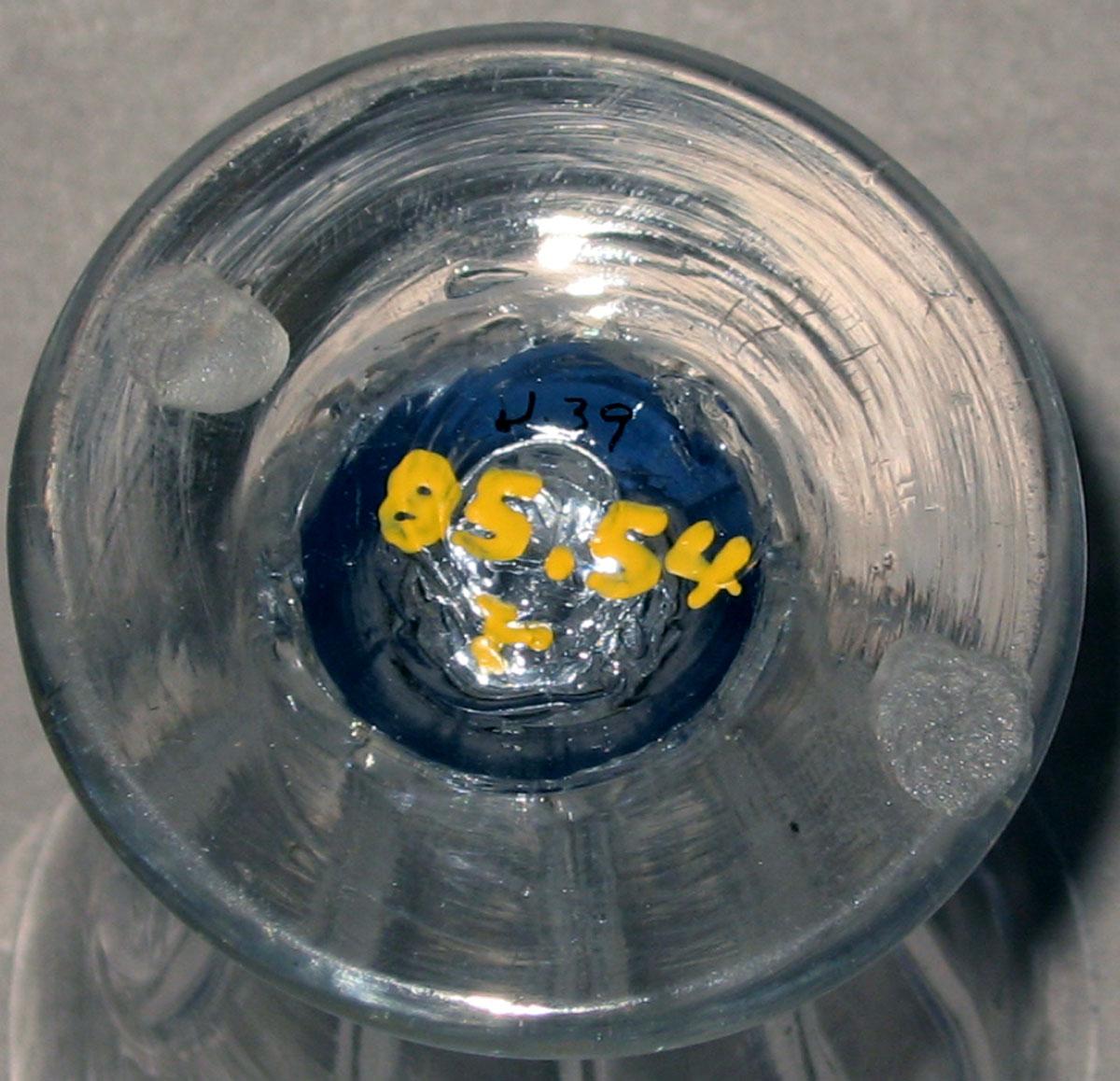 1985.0054 R Glass jelly glass (underside)