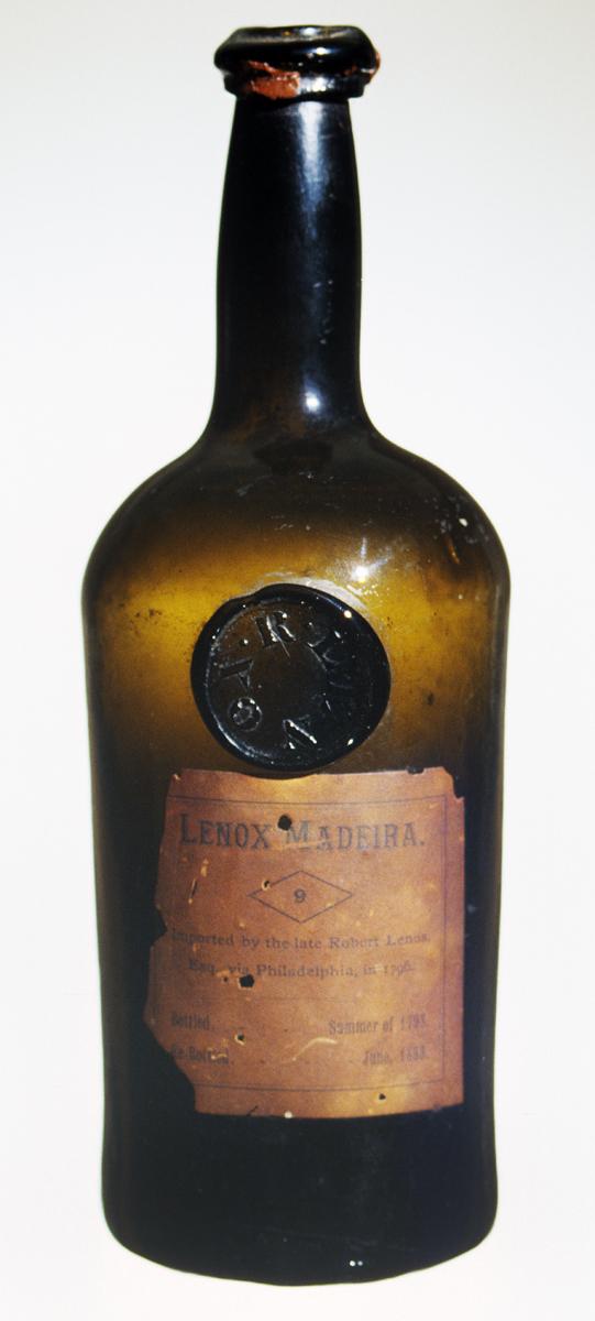1985.0055 Glass wine bottle