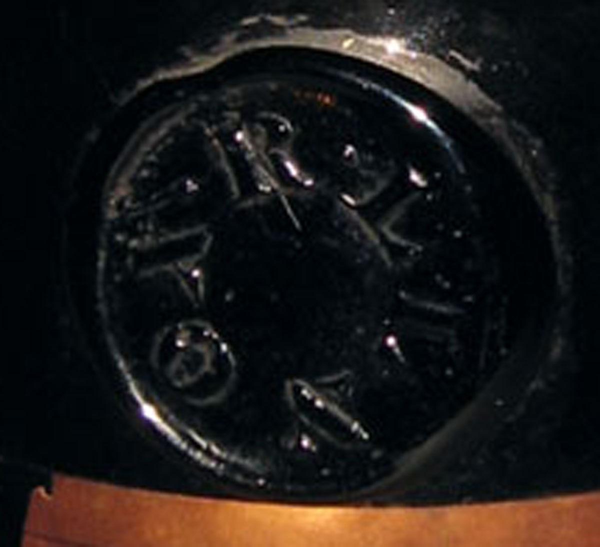 1985.0055 Glass wine bottle (seal)
