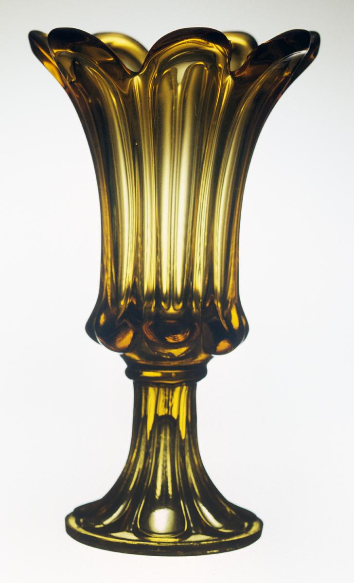 1985.0062 Amber glass vase
