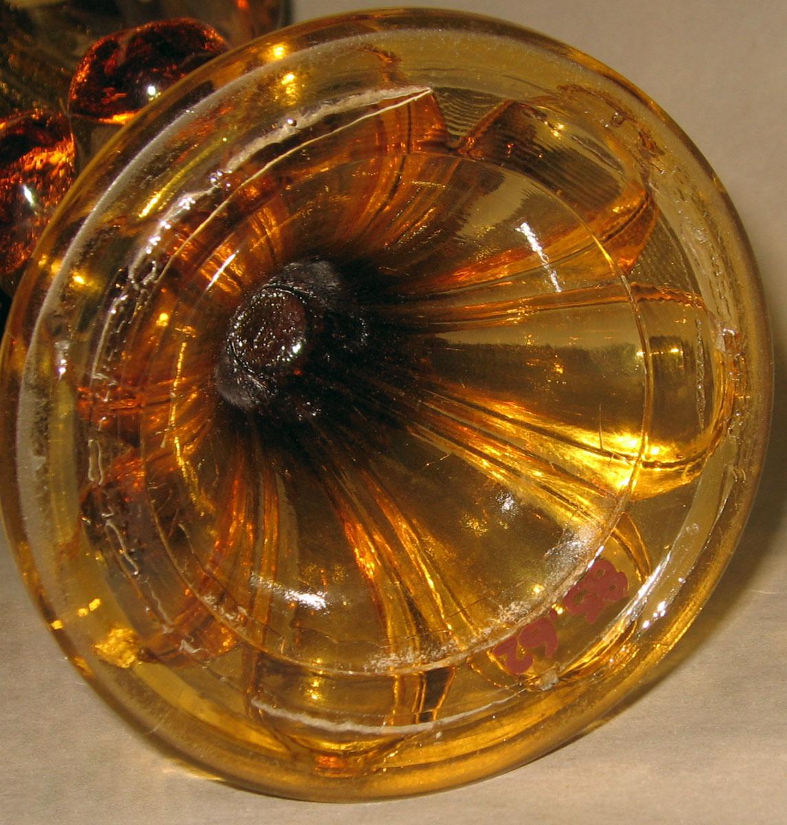1985.0062 Amber glass vase (underside)