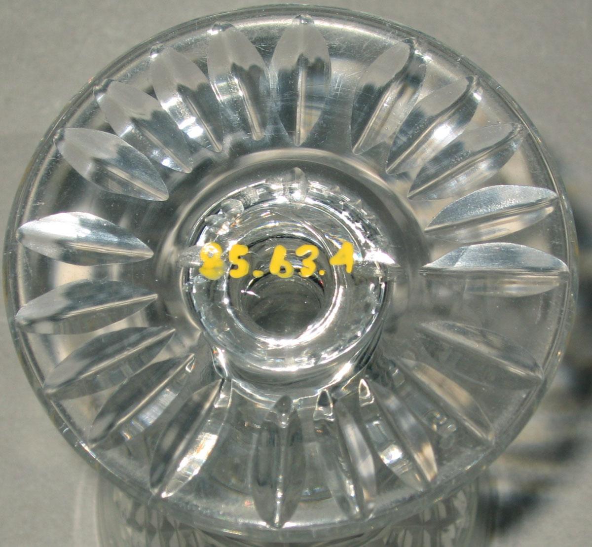 1985.0063.004 Colorless glass wineglass (underside)