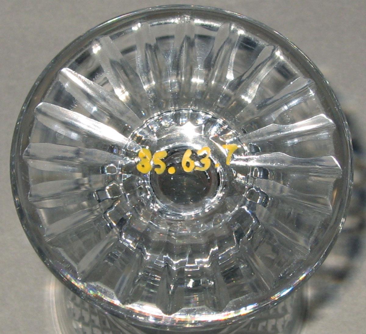 1985.0063.007 Colorless glass wineglass (underside)