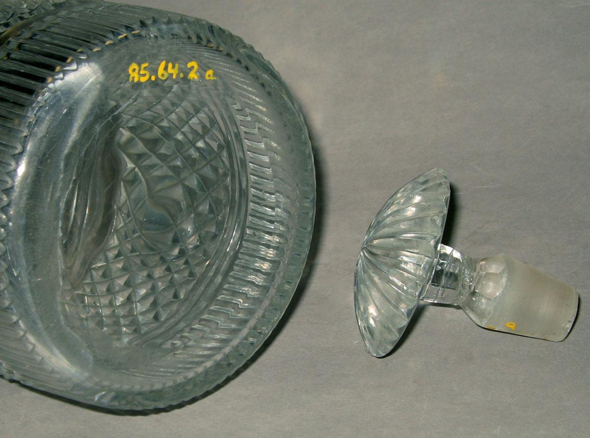 1985.0064.002 A, B Glass decanter (underside)
