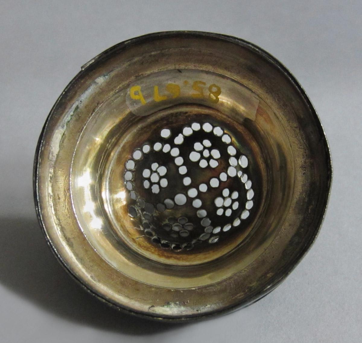 1985.0067 B Caster, lid, underside