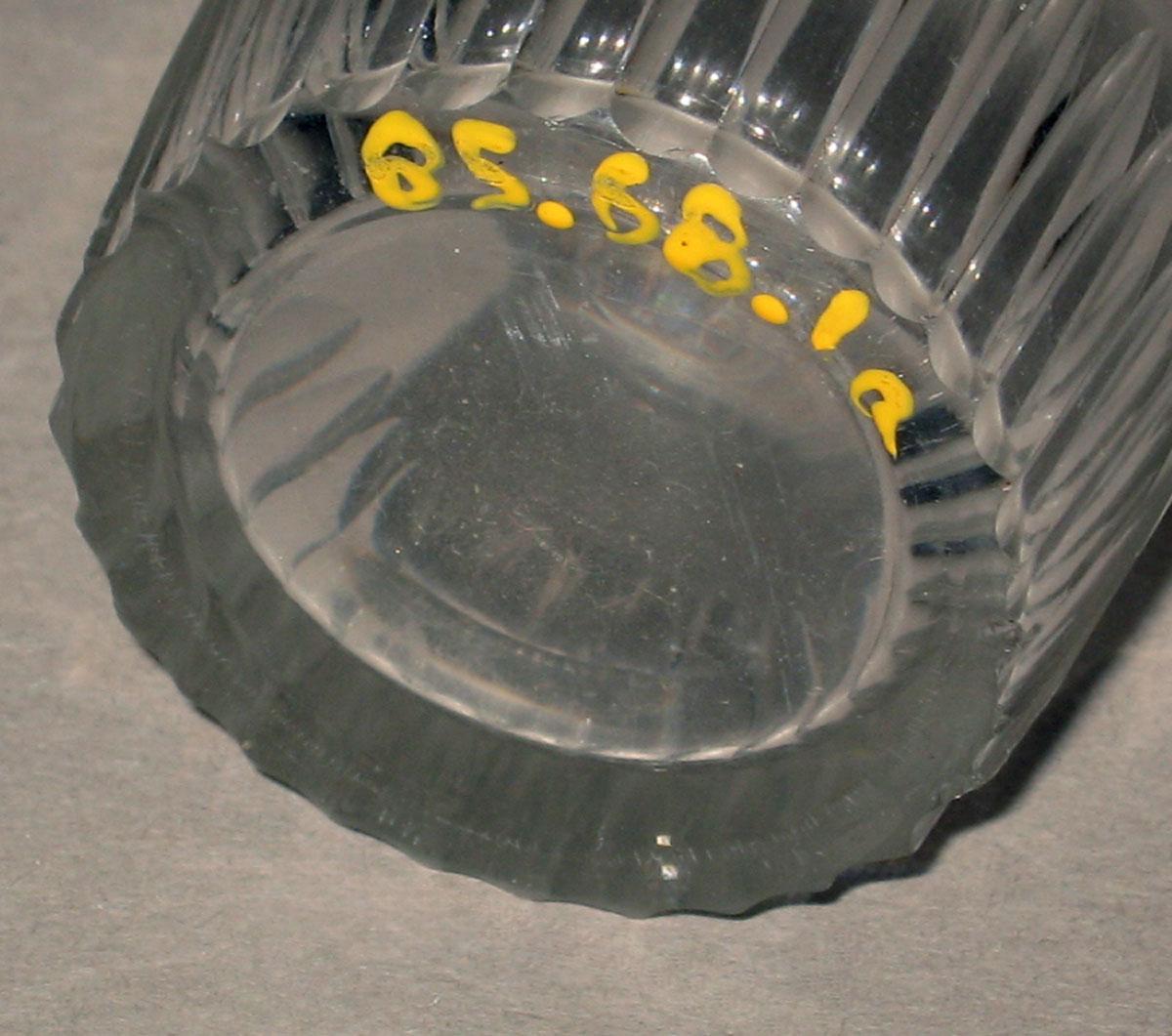 1985.0068.001 A Glass castor (underside)