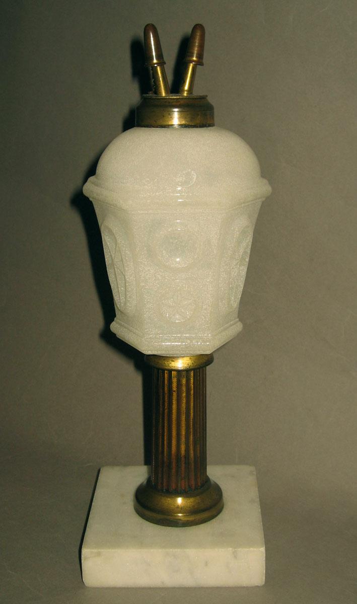 1985.0101 Glass lamp