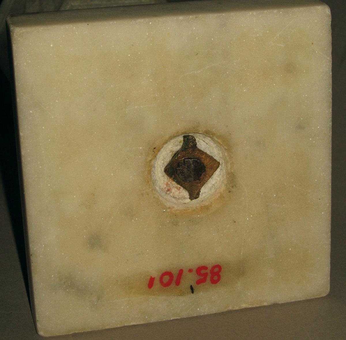 1985.0101 Glass lamp (underside)