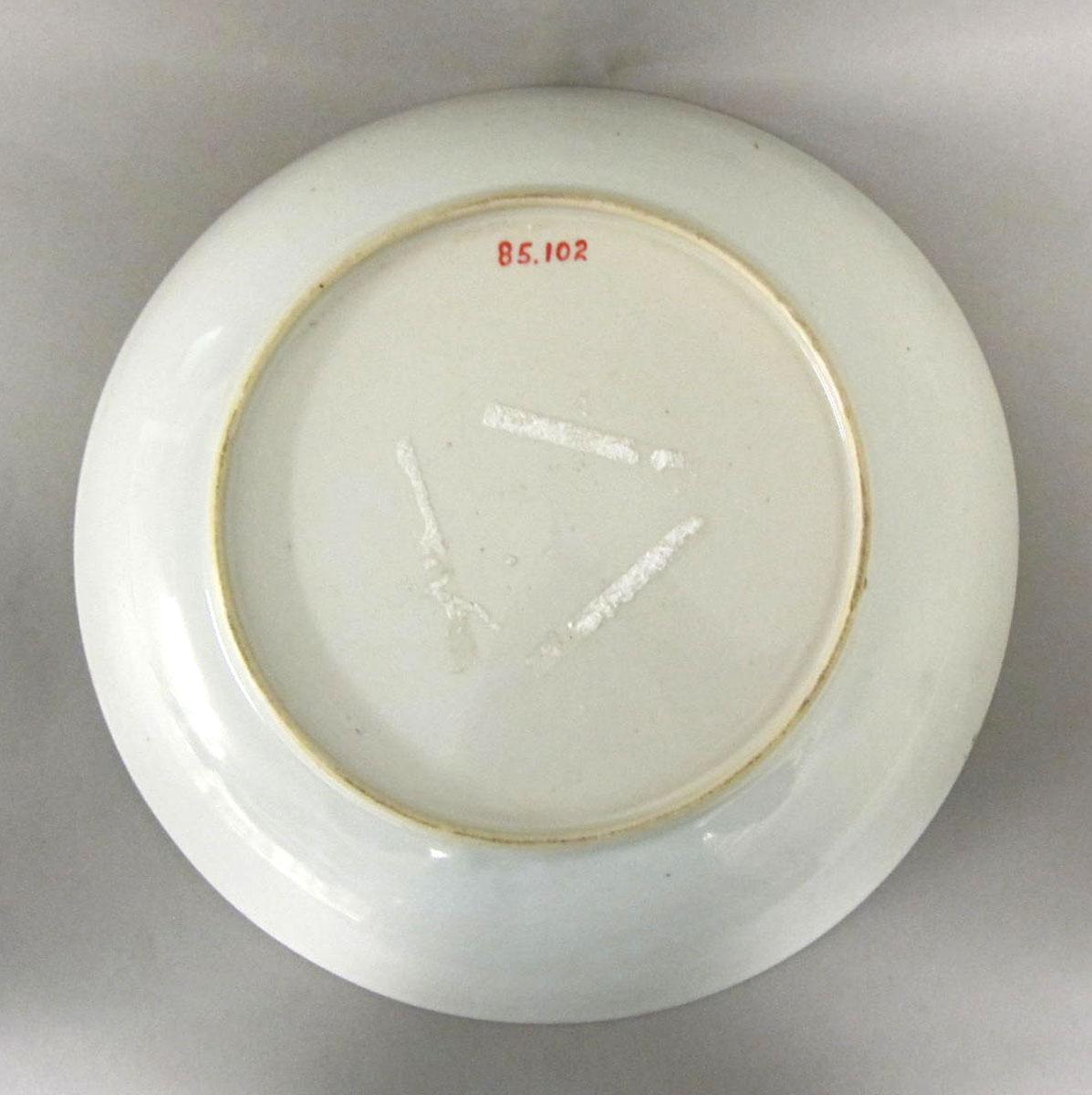 1985.0102 Porcelain dish underside