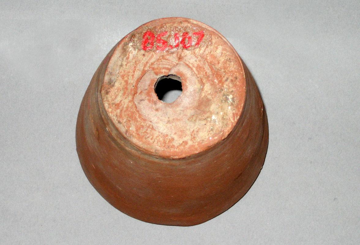 1985.0107 Flowerpot underside
