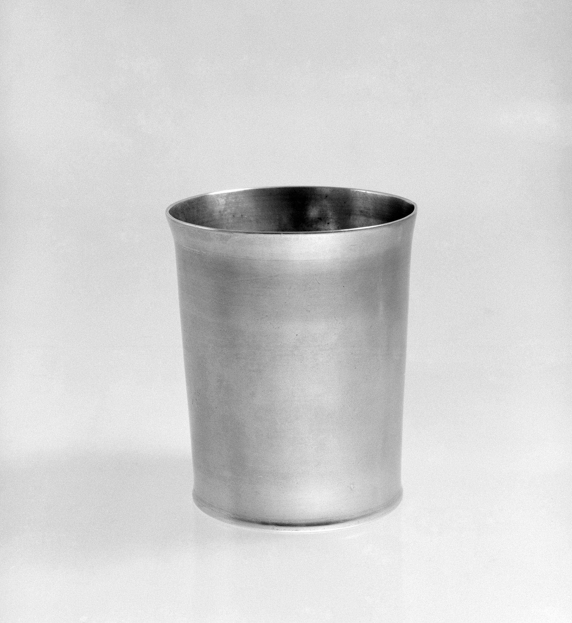 1958.0053.001 Pewter beaker