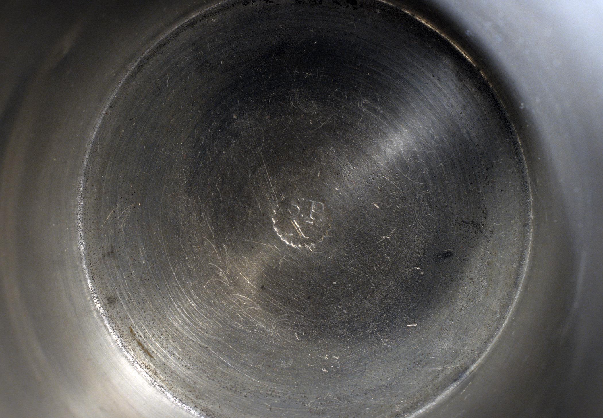 1958.0053.002 Pewter beaker (mark)
