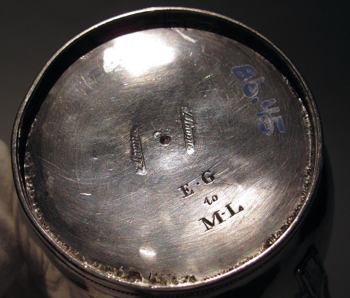 1979.0205 cup underside marks and engraving
