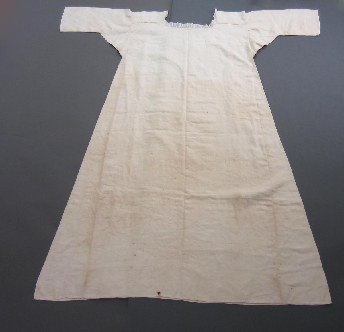 1986.0084 Chemise, Back