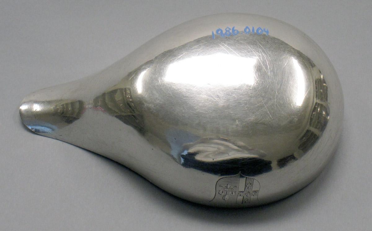 1986.0104 Silver Baby Feeder underside