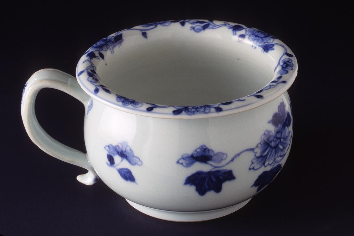1986.0108 Vomit Pot