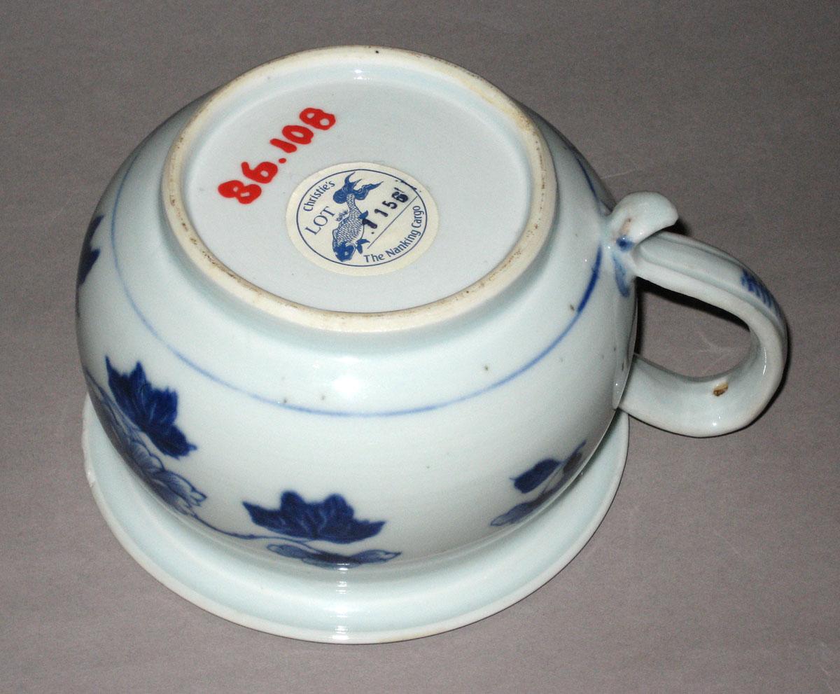 1986.0108 Porcelain vomit pot, bottom