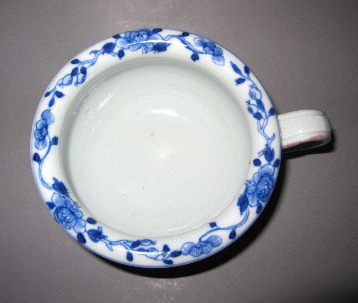 1986.0108 Porcelain vomit pot top