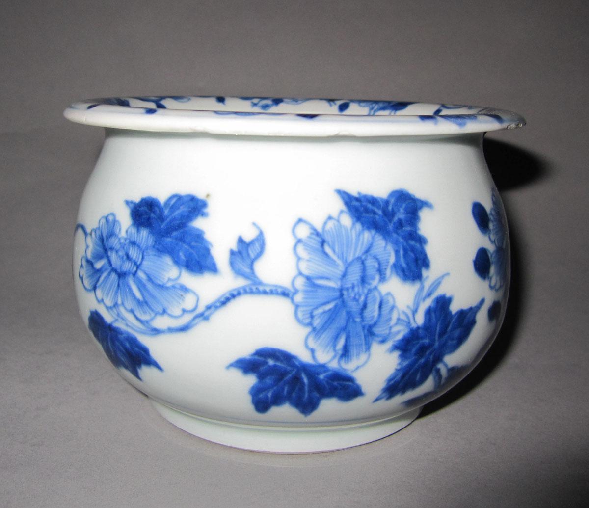 1986.0108 Porcelain vomit pot front