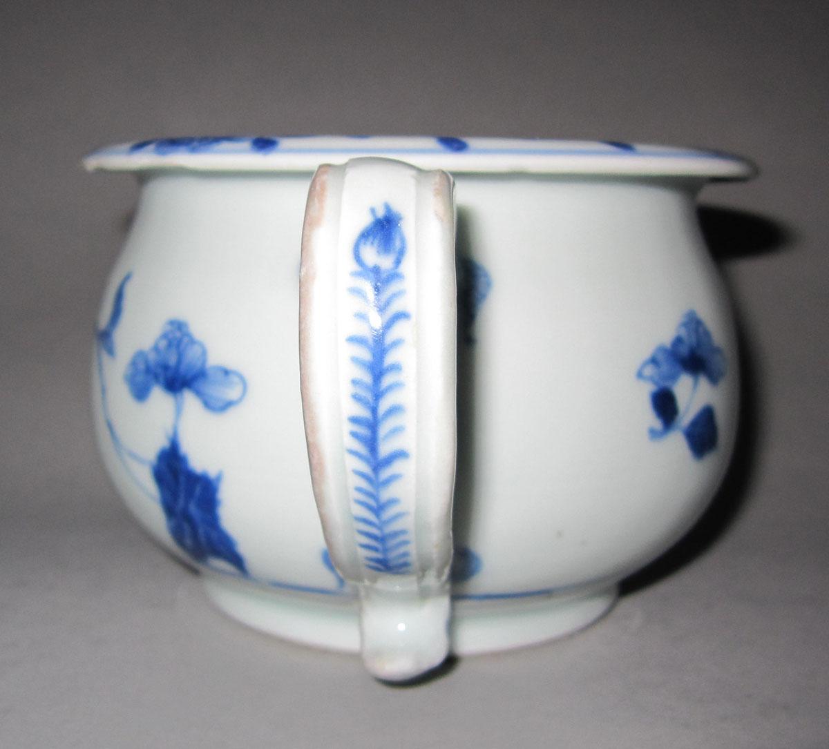 1986.0108 Porcelain vomit pot handle