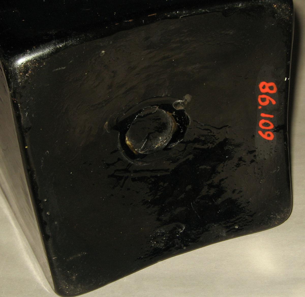 1986.0109 Glass case bottle (underside)