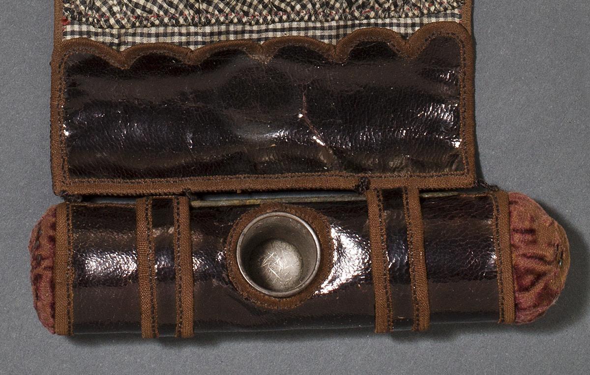 1986.0128 A Sewing Case, Detail 4