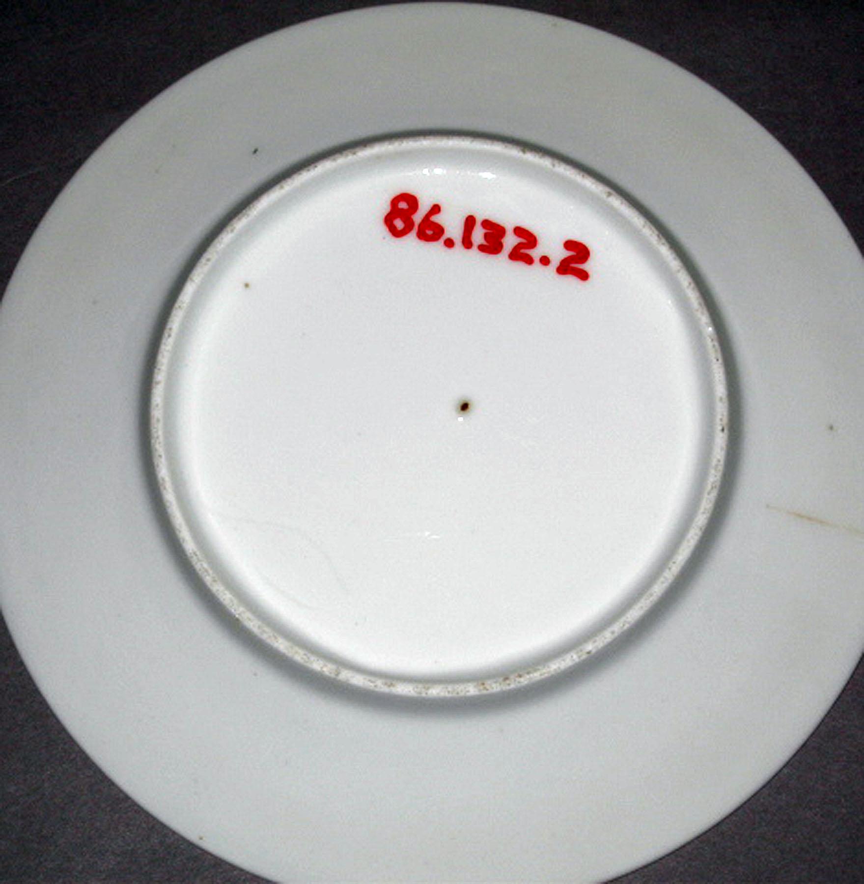 1986.0132.002 Porcelain plate (underside)