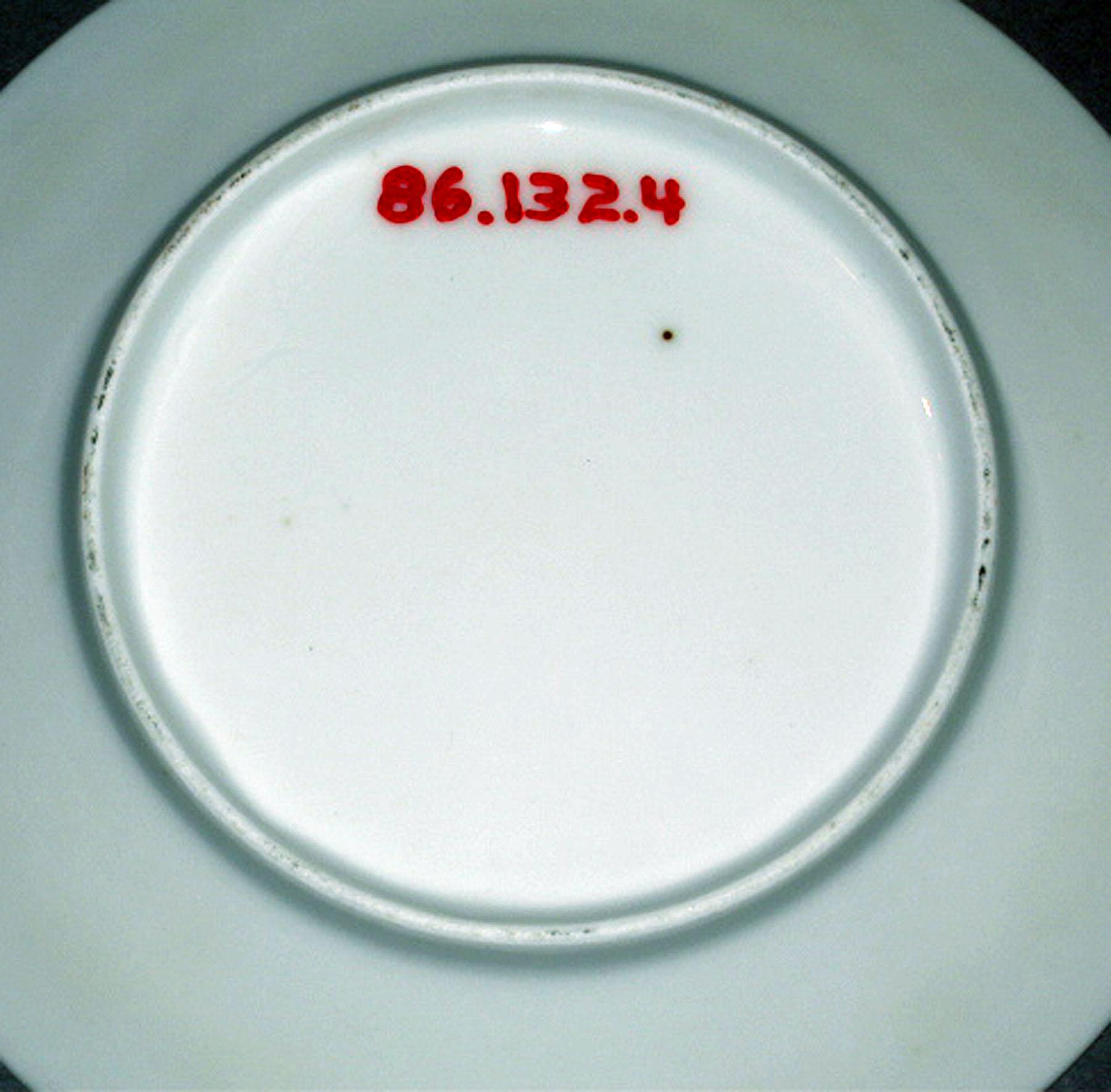 1986.0132.004 Porcelain plate (underside)