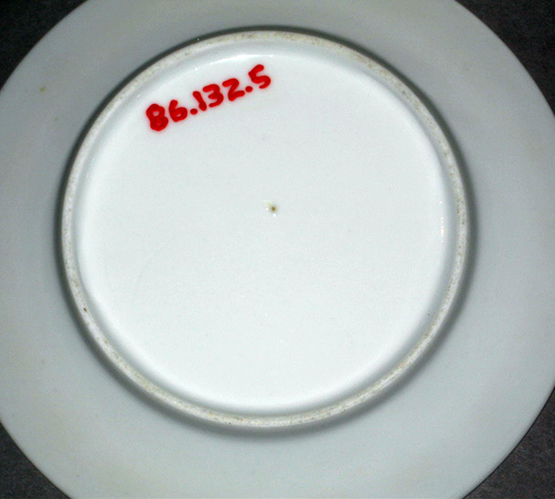 1986.0132.005 Porcelain plate (underside)