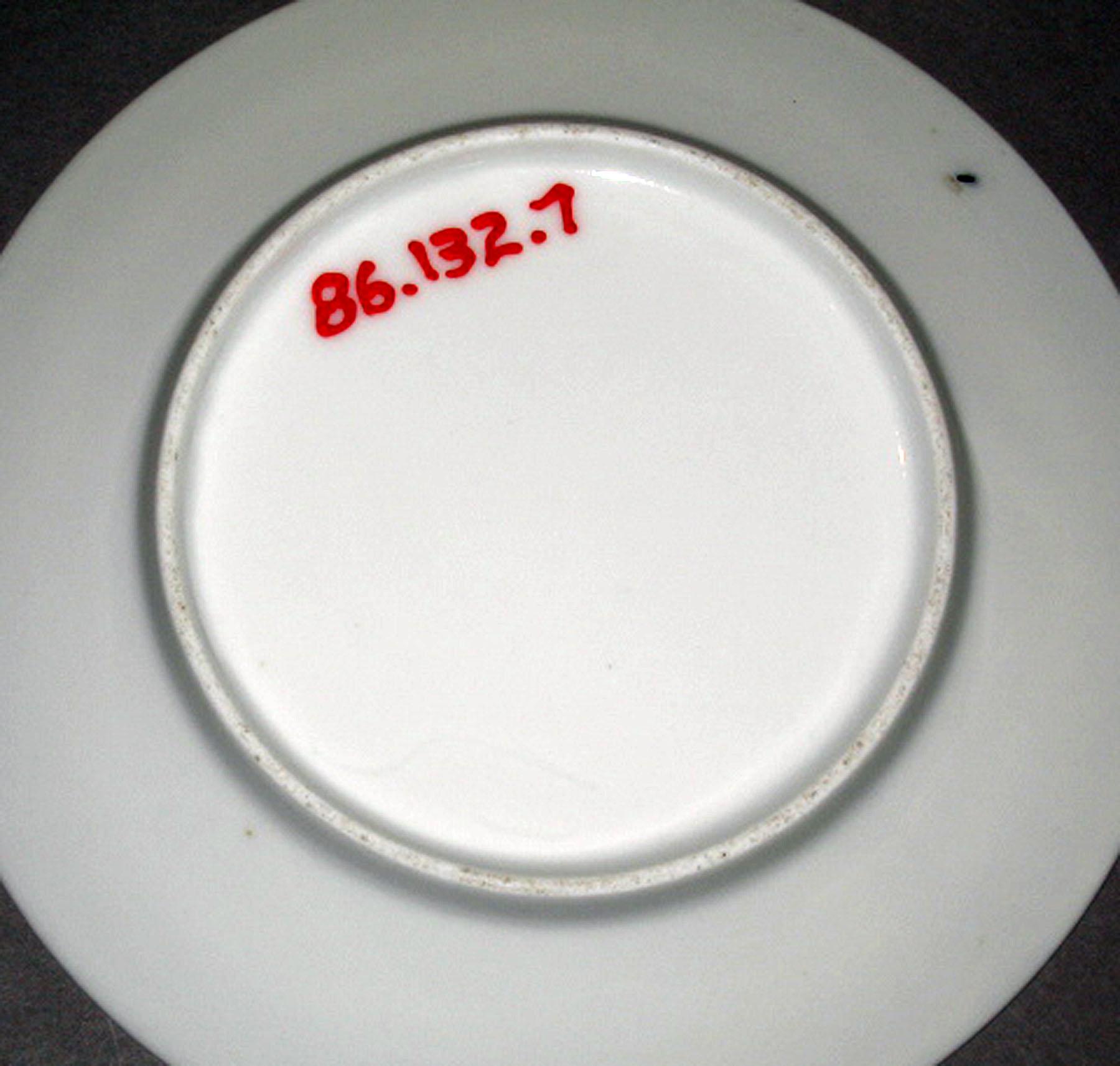 1986.0132.007 Porcelain plate (underside)