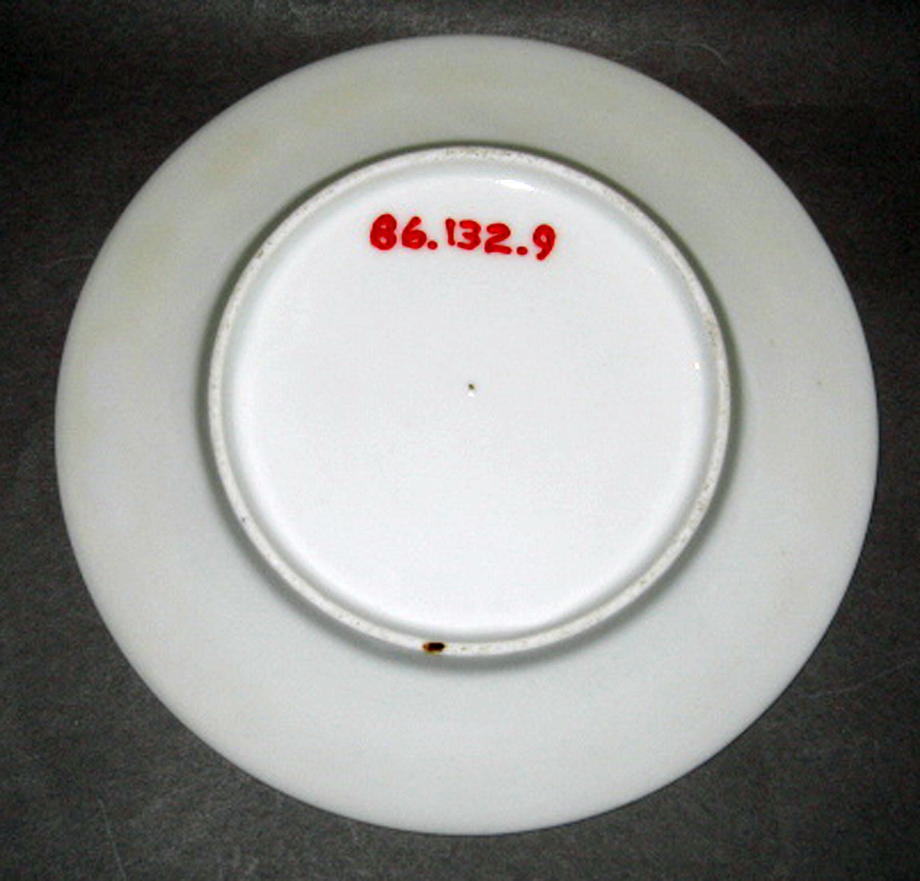1986.0132.009 Porcelain plate (underside)