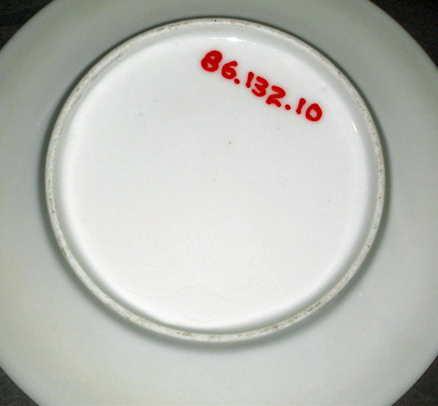 1986.0132.010 Porcelain plate (underside)