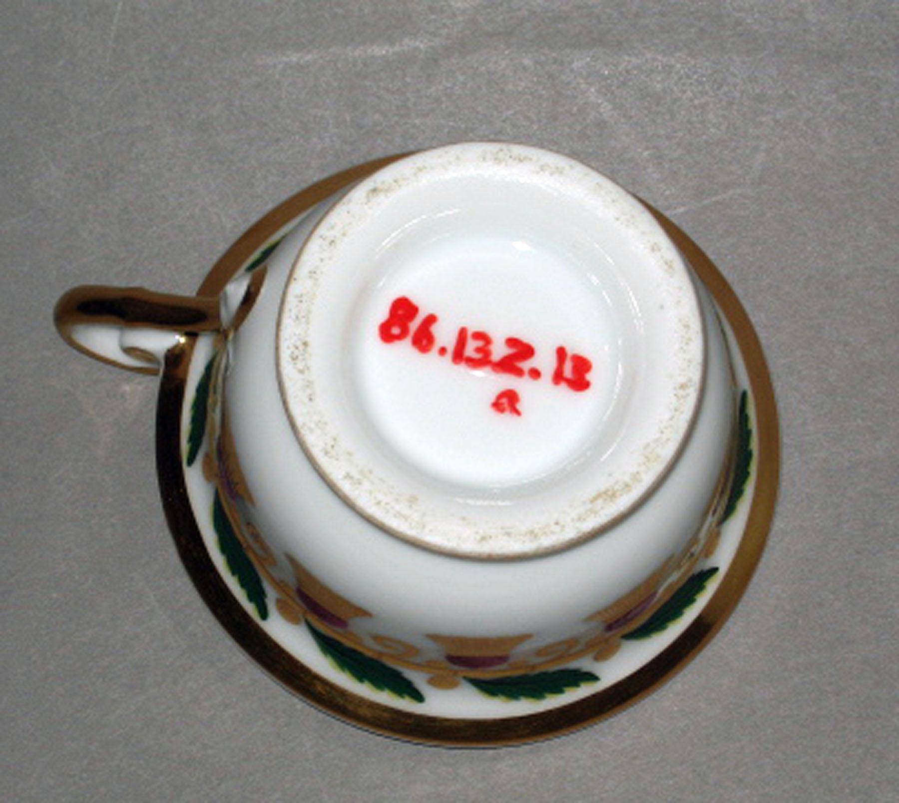 1986.0132.013 A Porcelain teacup (underside)