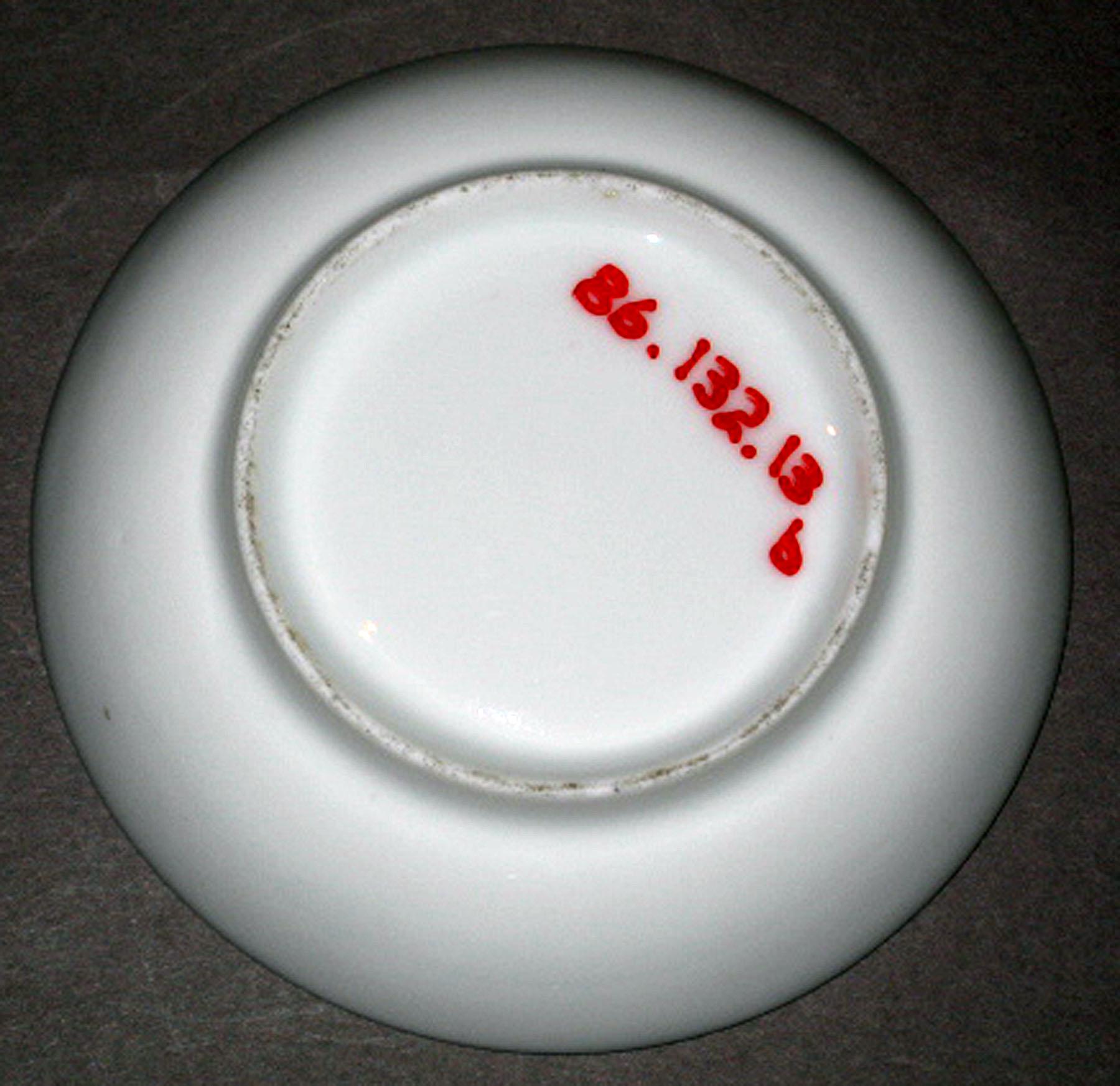 1986.0132.013 B Porcelain saucer (underside)