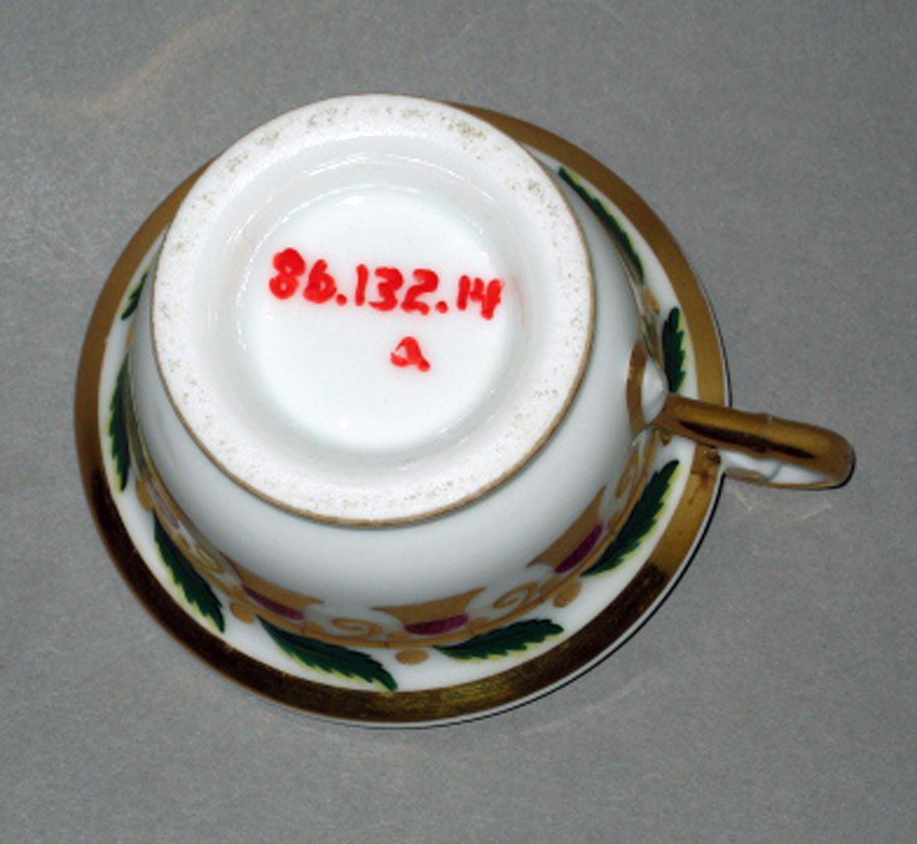 1986.0132.014 A Porcelain teacup (underside)