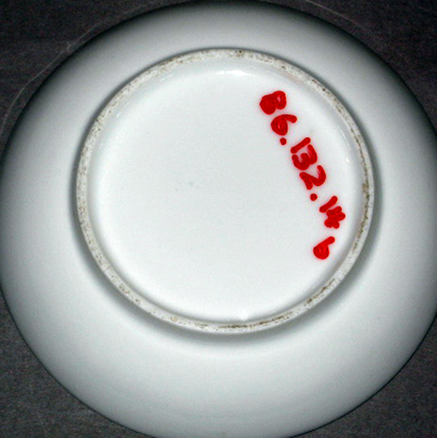 1986.0132.014 B Porcelain saucer (underside)