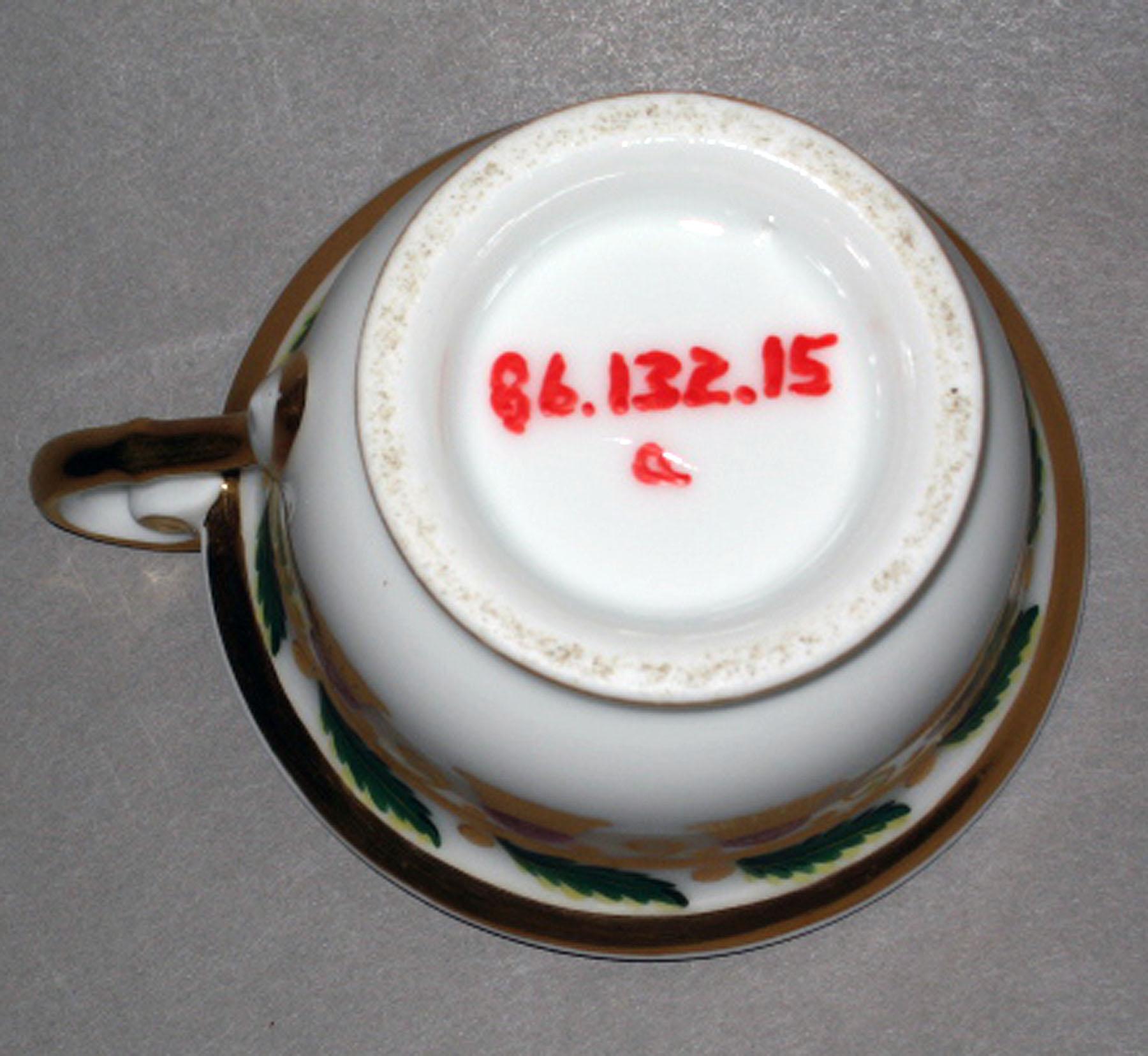 1986.0132.015 A Porcelain teacup (underside)