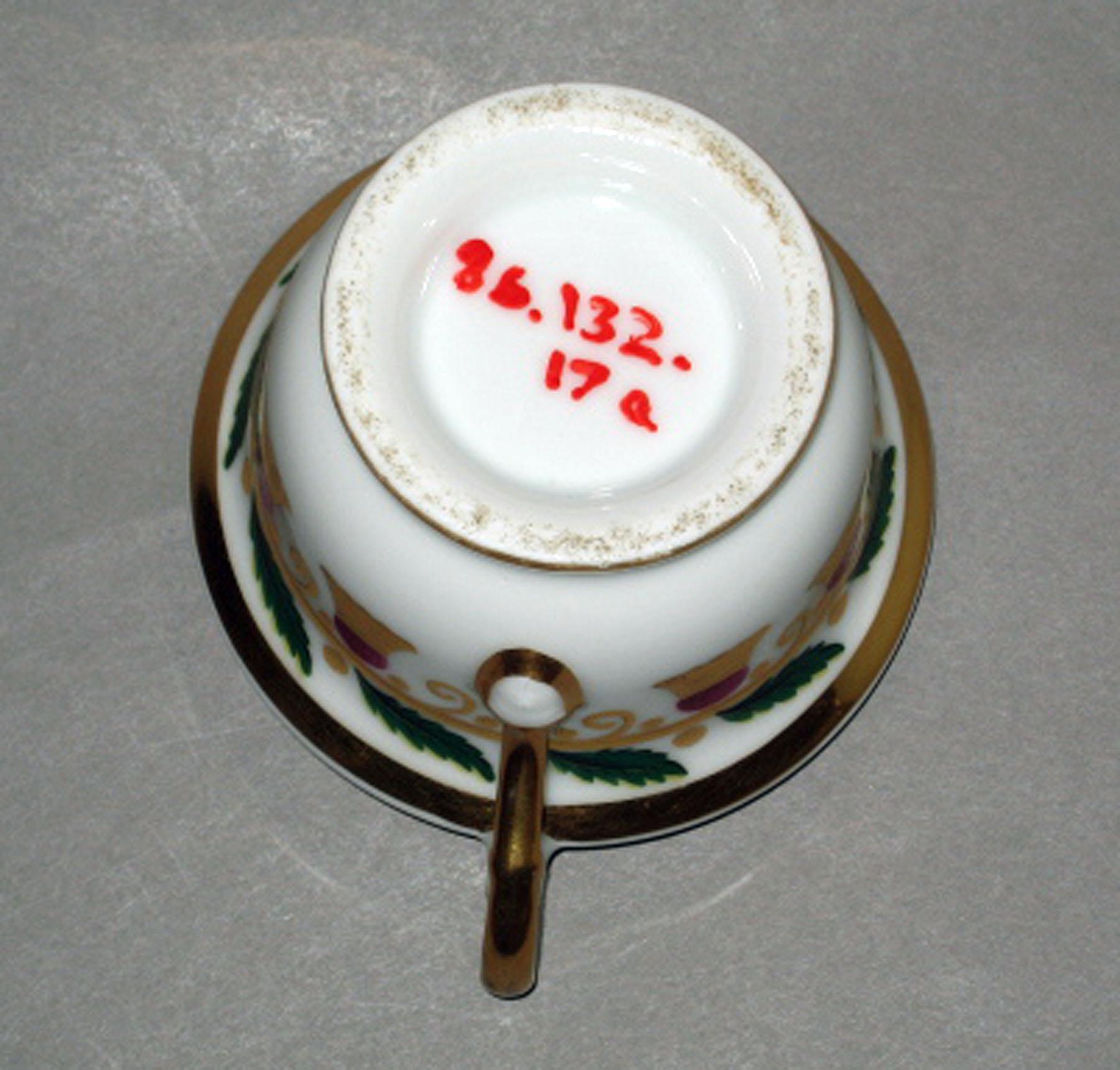 1986.0132.017 A Porcelain teacup (underside)